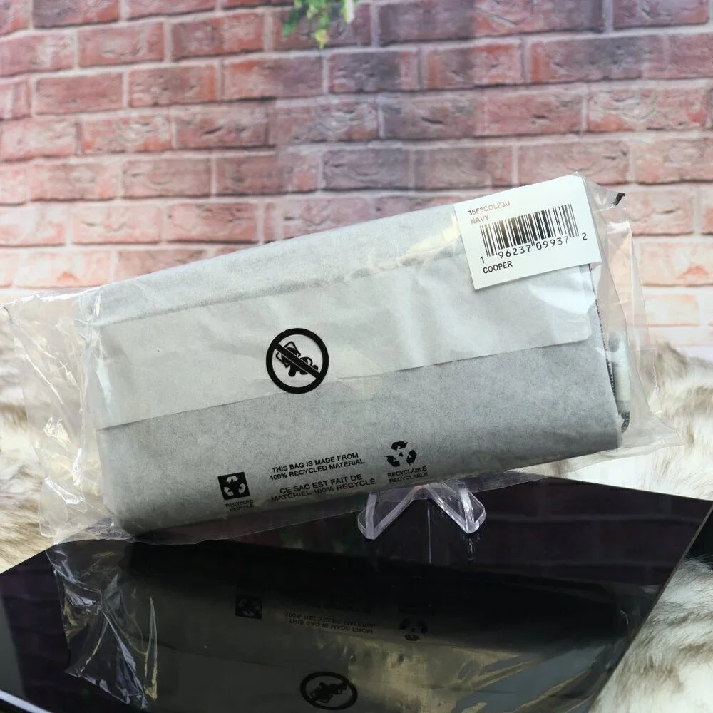 MICHAEL KORS Cooper Smartphone Wallet - Picture 15 of 15